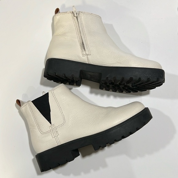 Zodiac - beige/off-white ankle boots, lug soles, 7.5, SHILOH - Picture 1 of 10